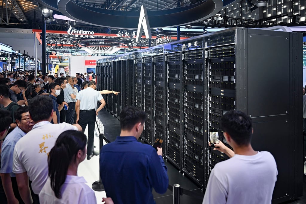 Visitors show interest in Huawei’s Ascend AI chip-based CloudMatrix 384 at the World AI Conference in Shanghai, July 27, 2025. Photo: Xinhua