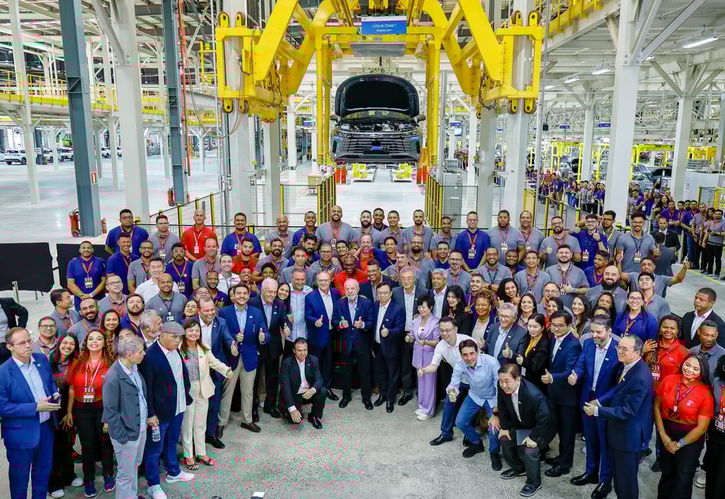 Lula poses with workers at the BYD electric vehicle plant in Bahia state on Thursday. Photo: handout Lula poses with workers at the BYD electric vehicle plant in Bahia state on Thursday. Photo: handout