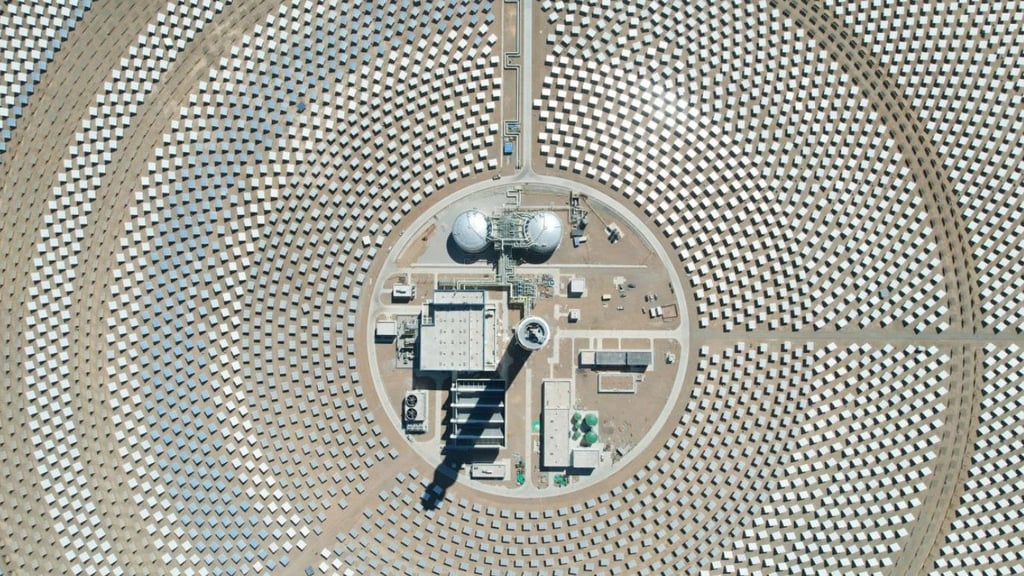 Nearly 27,000 mirrors focus sunlight onto the towers, which are about 1km apart. Photo: Handout Nearly 27,000 mirrors focus sunlight onto the towers, which are about 1km apart. Photo: Handout