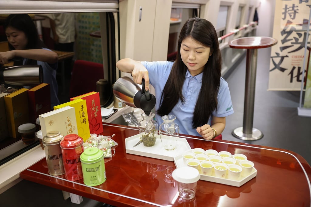 A tea artist performing on a high-speed train leaving Fuzhou, Fujian for Guangzhou, Guangdong on October 1. Photo: Xinhua