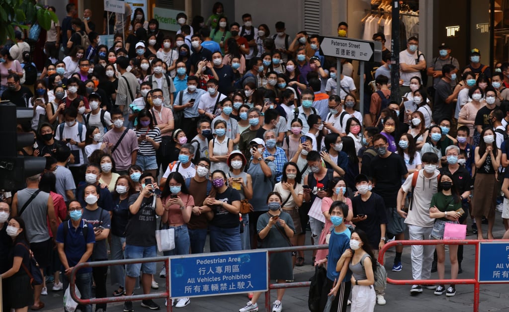 People watch a live broadcast of the Tokyo Olympics at Causeway Bay and show their support for Hong Kong track cycling athlete Sarah Lee Wai-sze on August 7, 2021. Photo: Dickson Lee People watch a live broadcast of the Tokyo Olympics at Causeway Bay and show their support for Hong Kong track cycling athlete Sarah Lee Wai-sze on August 7, 2021. Photo: Dickson Lee