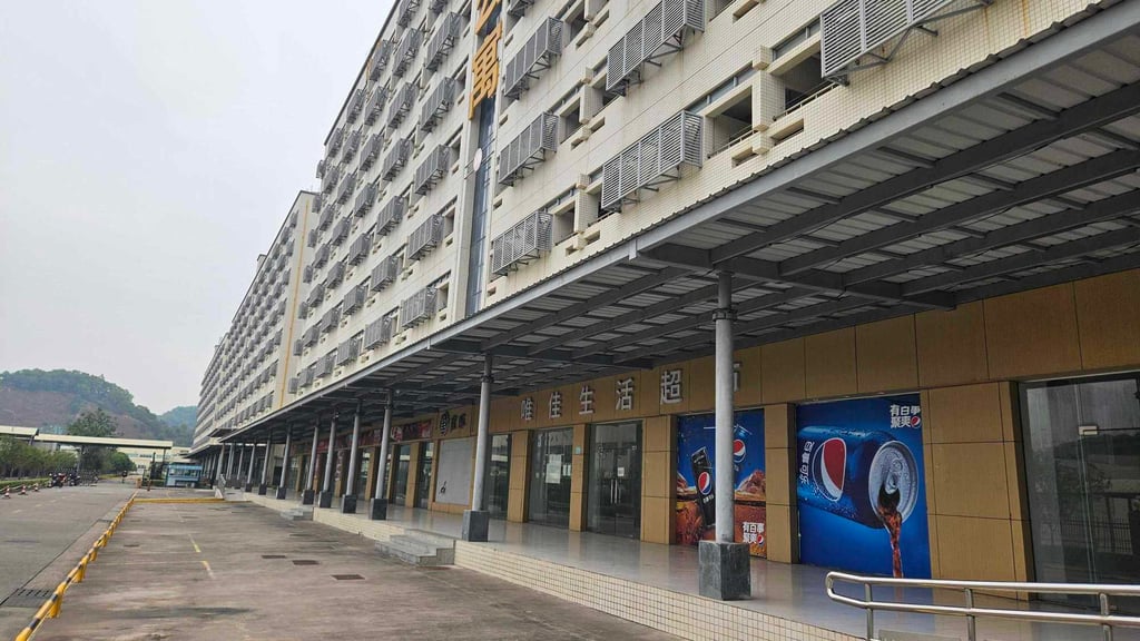 Closed restaurants and a convenience store outside Canon’s dormitories. Photo: Coco Feng Closed restaurants and a convenience store outside Canon’s dormitories. Photo: Coco Feng