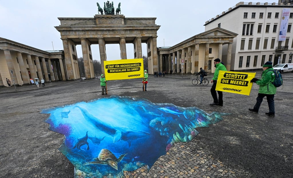 Greenpeace activists display a 3D floor banner depicting high seas biodiversity, in front of the Brandenburg Gate in Berlin, Germany, on January 14. For the first time globally, the High Seas Treaty will allow the establishment of marine protected areas on the high seas. Photo: dpa
