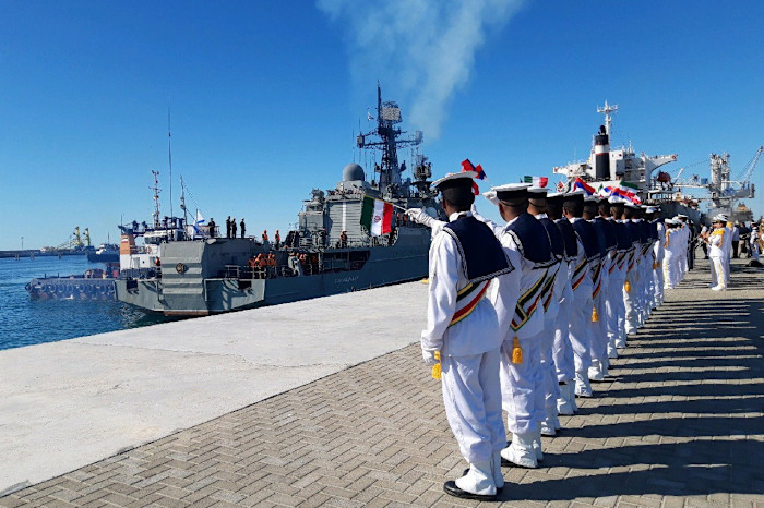 Iranian seamen salute a Russian Navy Neustrashimyy-class frigate moored at Chabahar 