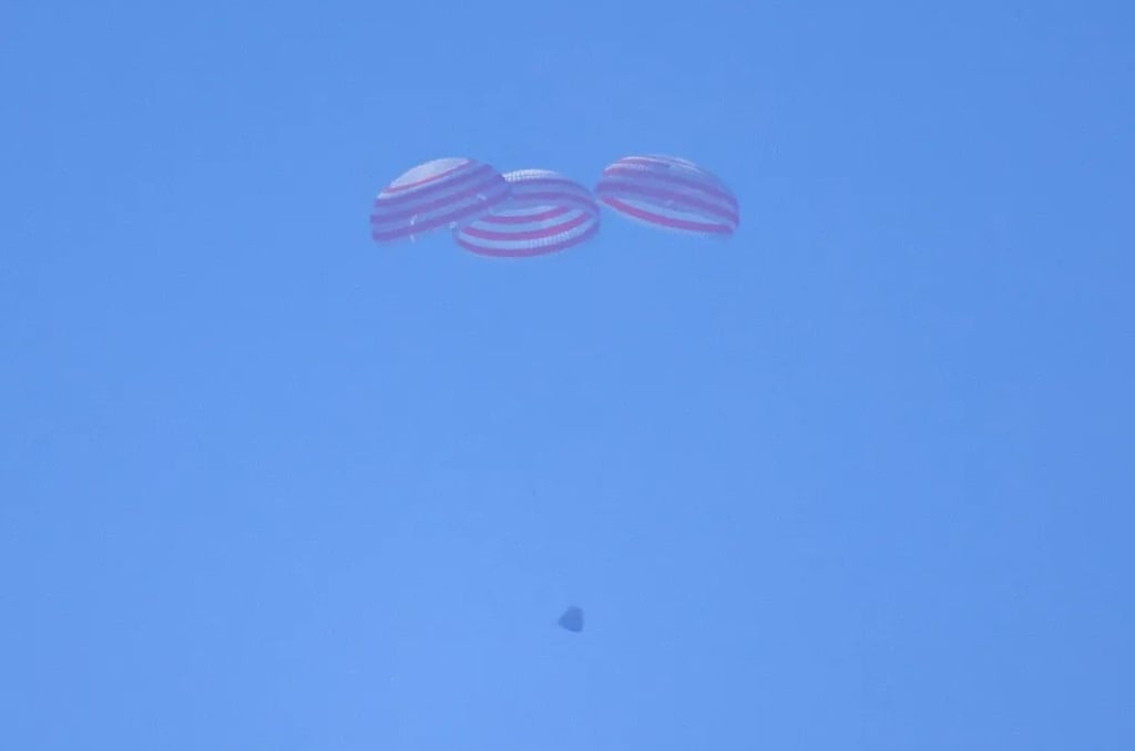 The Mengzhou spacecraft heads back to Earth after separating from the Long March-10 rocket on Wednesday. Photo: QQ.com