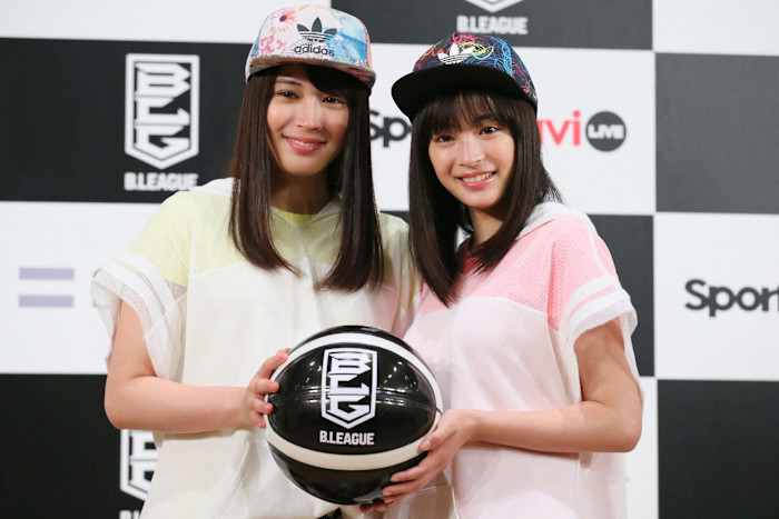 Hirose with her sister Alice for the opening day of the basketball B.League in 2016